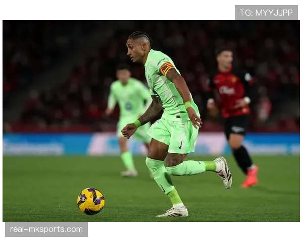 拉菲尼亚荣膺西甲赛季最佳球员，表现稳健引发广泛关注