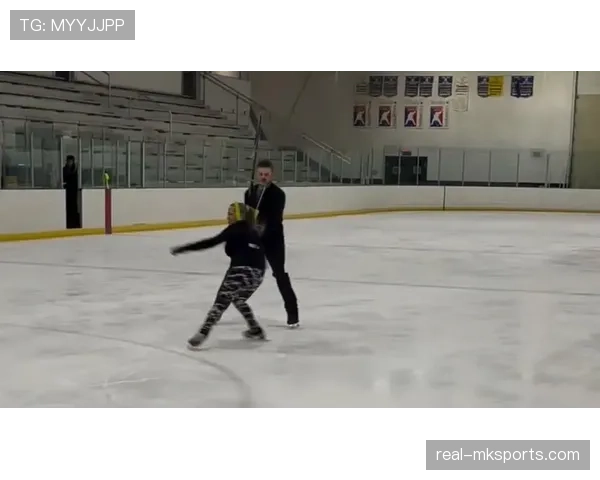 托尼娅·哈丁穿真皮大衣逛街，跟当年冰场上那个狠角色完全两样了！