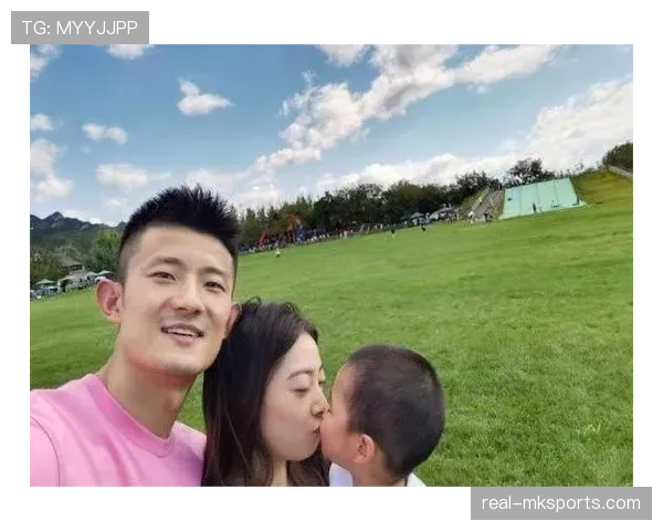 谌龙退役后在家带娃，老婆王适娴晒照：这男人连尿布都叠成羽毛球拍形状